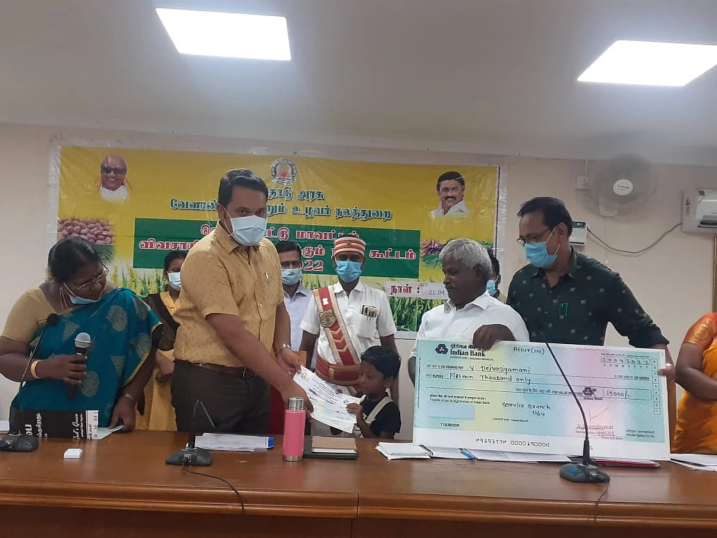 `இயற்கைதான் விவசாயம் செய்யுது; நான் அதை பார்த்துக்கிட்டிருக்கேன்!' - பரிசு பெற்ற இயற்கை விவசாயி