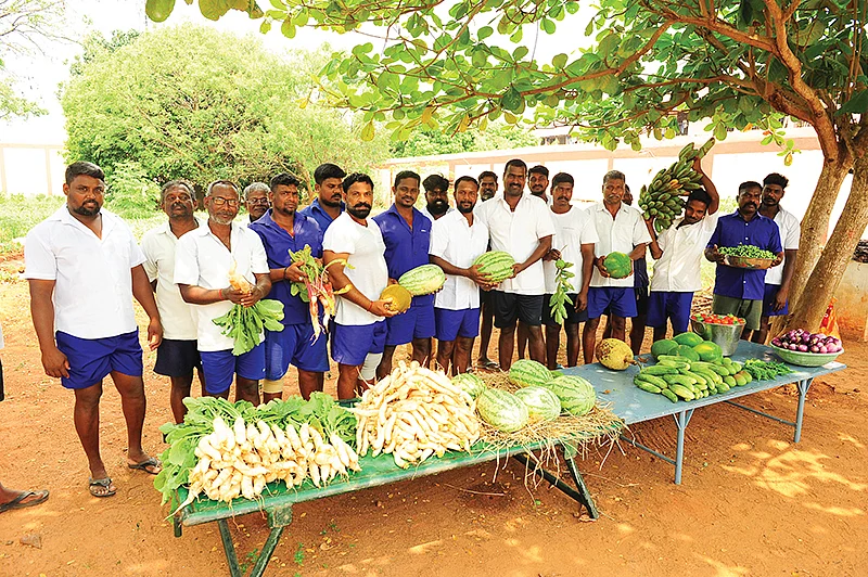 சிறைவாசிகள் விளைவித்த காய்கறிகளுடன்