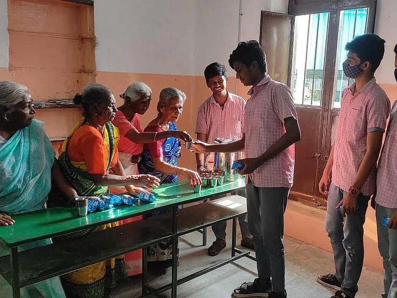 அரசுப் பள்ளி மாணவர்களுக்கு தினசரி மாலை தேநீர் - அசத்தும் கோவை முதியோர் இல்லம் பாட்டிகள்