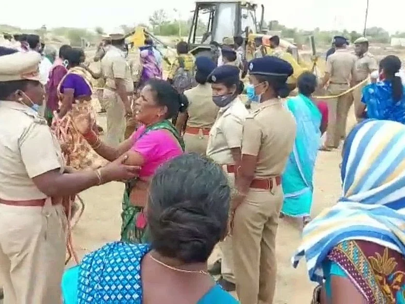கஜாவால் பாதிக்கப்பட்ட மக்களுக்கு அடுக்குமாடிக் குடியிருப்பு கட்ட எதிர்ப்பு; கிராம மக்கள் போராட்டம்