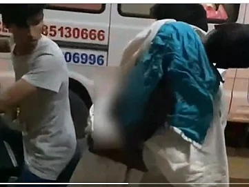 அதிக பணம் கேட்ட ஆம்புலன்ஸ் ஊழியர்கள்; மகன் சடலத்தை 90 கி.மீ பைக்கில் கொண்டு சென்ற தந்தை!