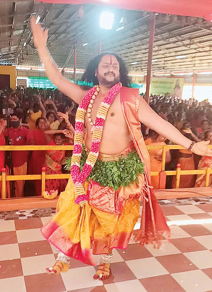 மில்க் பாத்... சிணுங்கல் நடனம்... ஜட்டி அபிஷேகம்... சர்ச்சை கிளப்பும் வேலூர் சாமியார்கள்!