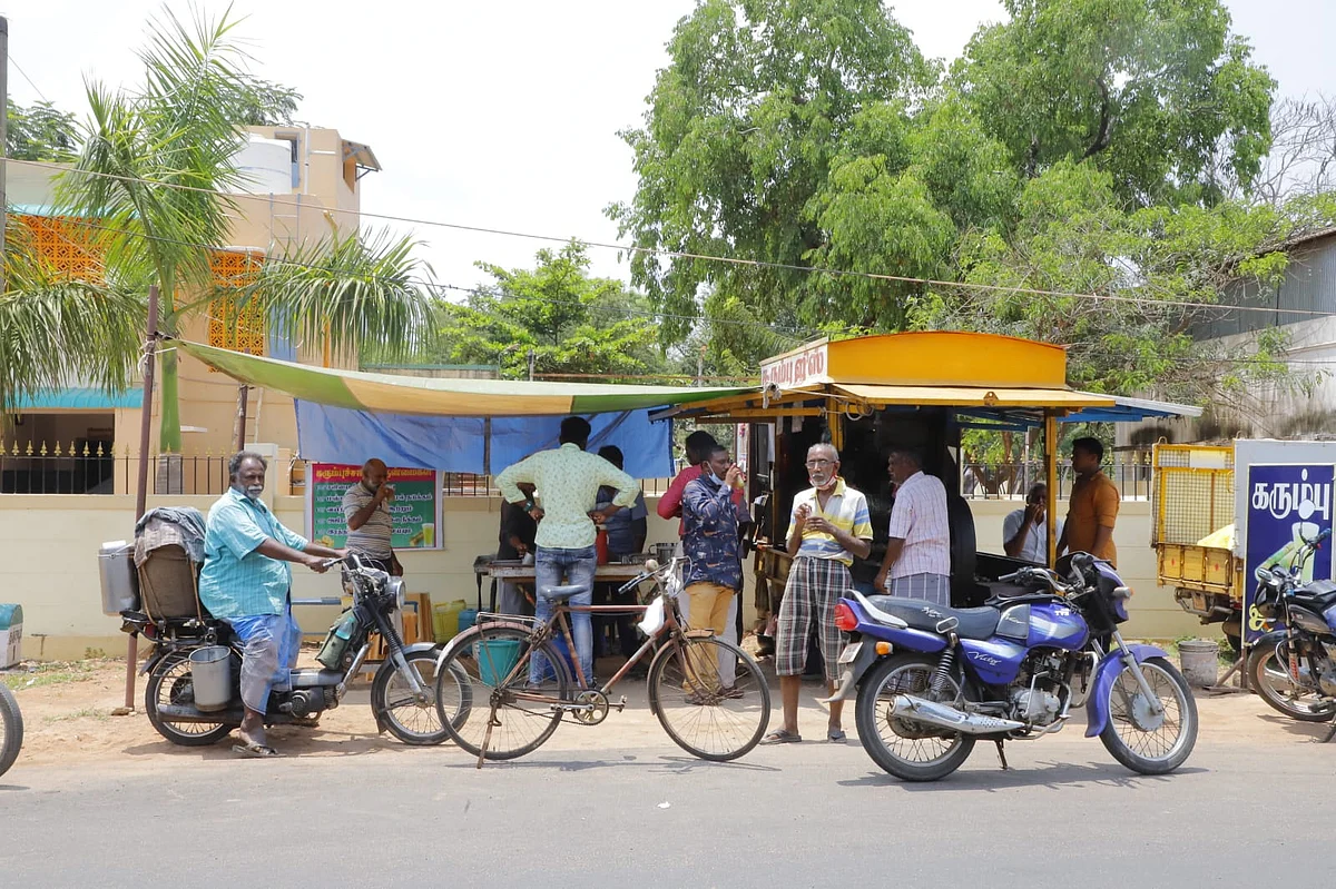 சாலையோரத்தில் இருக்கும் கரும்பு ஜூஸ் கடை
