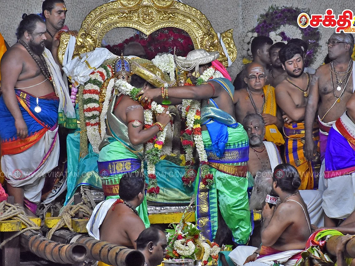 மதுரை : ஆயிரக்கணக்கானோர் காண விமர்சையாக நடைபெற்ற மதுரை மீனாட்சி திருக்கல்யாணம்!