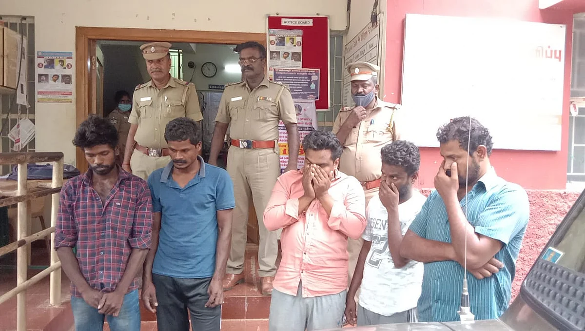 போலீஸாரால் கைது செய்யப்பட்டவர்கள்