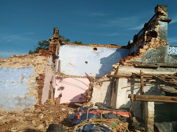 மழை காரணமாக இடிந்து கிடக்கும் வீடு