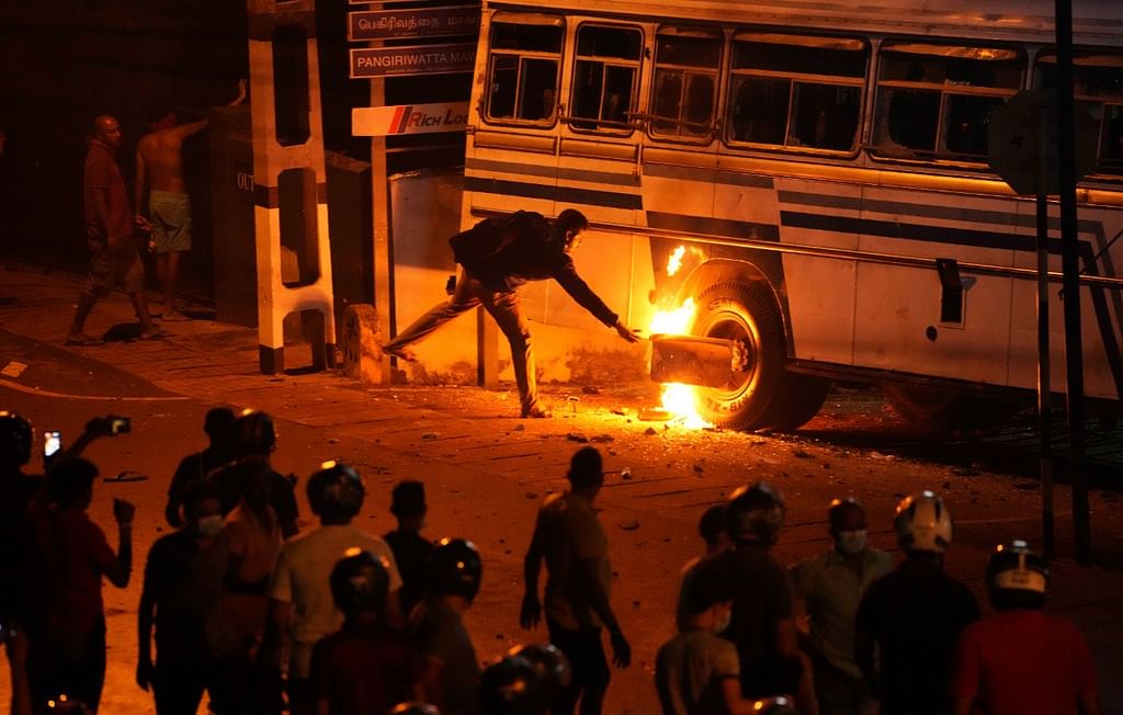 போராட்டத்தில் பேருந்துகளுக்கு தீவைப்பு