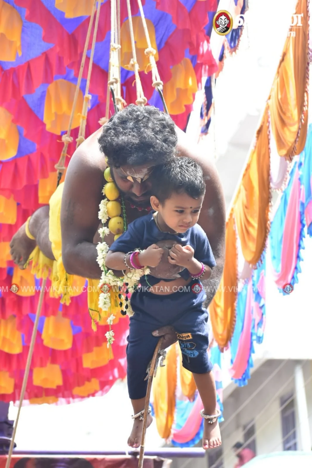 பறவைக்காவடி எடுத்து வந்த பக்தர்