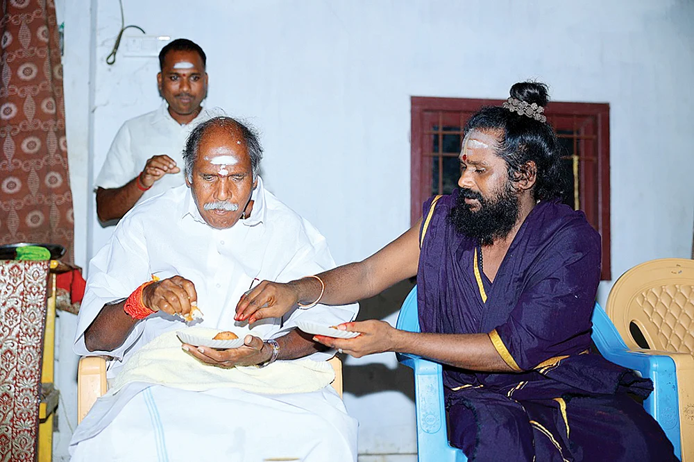 மில்க் பாத்... சிணுங்கல் நடனம்... ஜட்டி அபிஷேகம்... சர்ச்சை கிளப்பும் வேலூர் சாமியார்கள்!