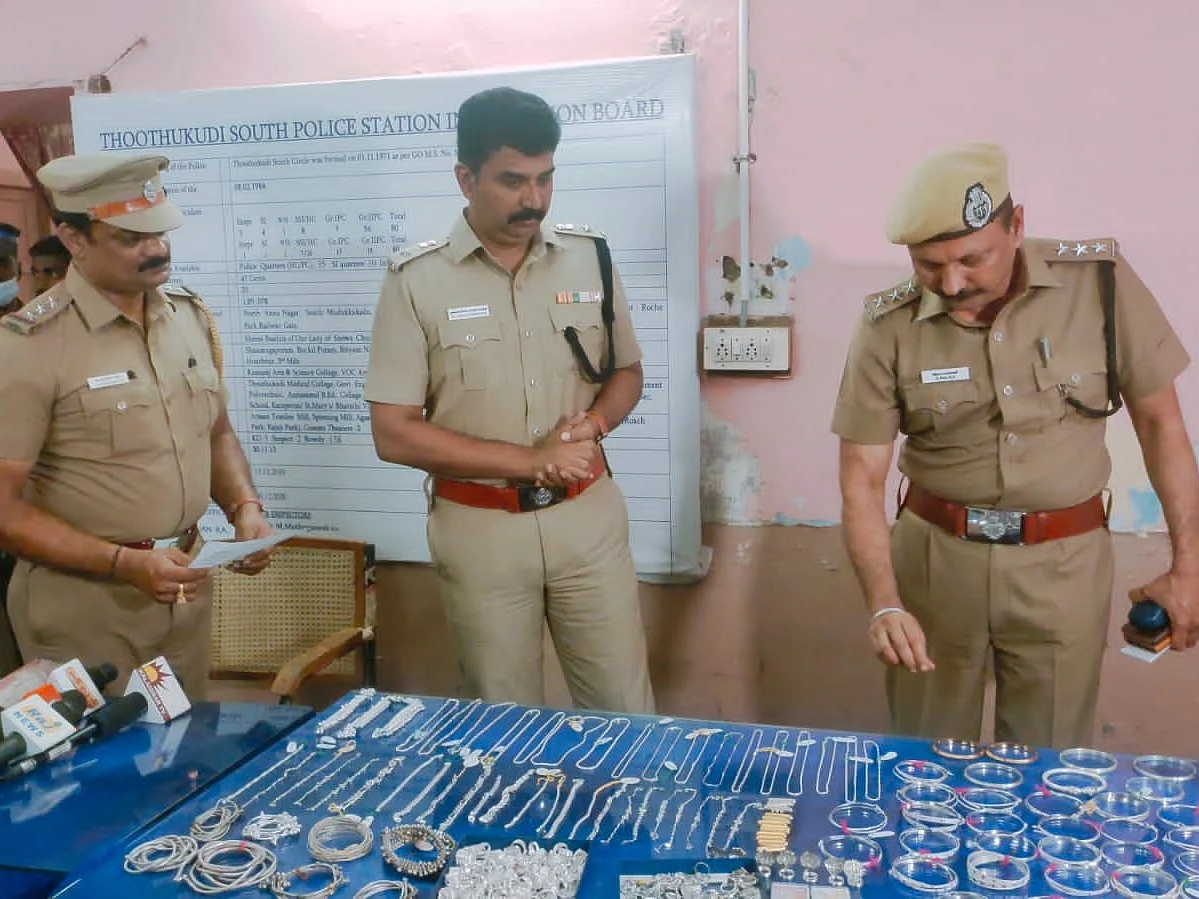 ``சரக்கடிக்கக் காசில்லை... கொள்ளையடிச்சோம்!" - 5 கிலோ வெள்ளி திருடிய 4 பேரின் அதிர்ச்சி வாக்குமூலம்