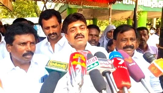 செய்தியாளர்களுக்கு பேட்டியளித்த காதர்பாட்சா முத்துராமலிங்கம்