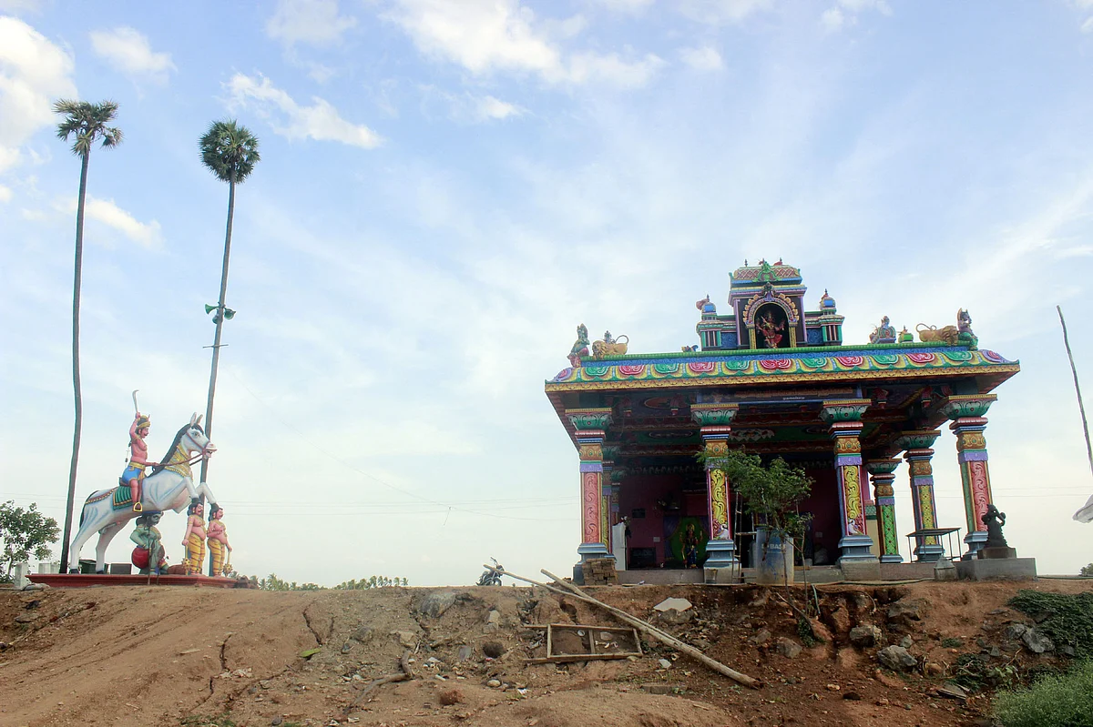 ஏரி இடத்தில் கோயில்