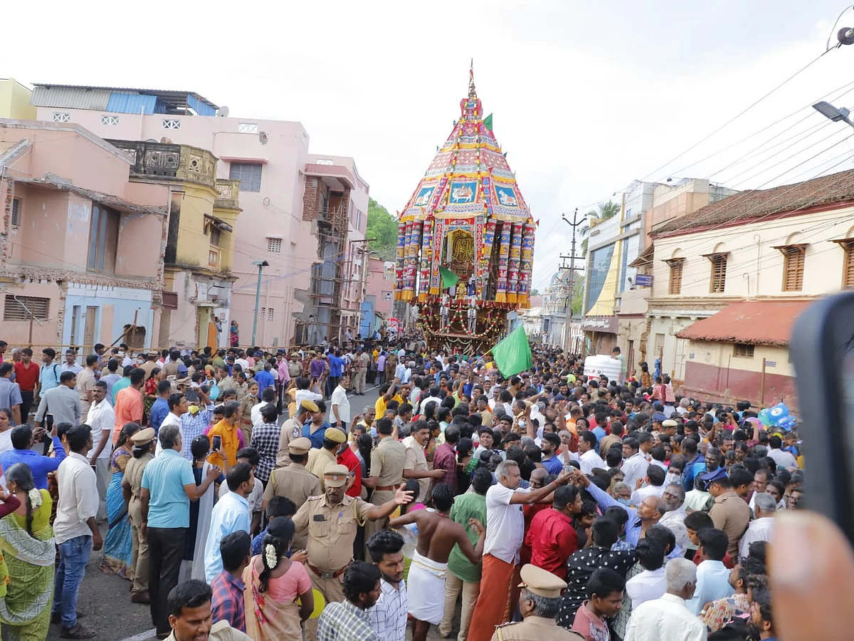 தஞ்சாவூர் பெரிய கோயில் தேரோட்டம்: 'பெருவுடையாரே' கோஷம் முழங்க வடம் பிடித்து இழுத்த பக்தர்கள்!