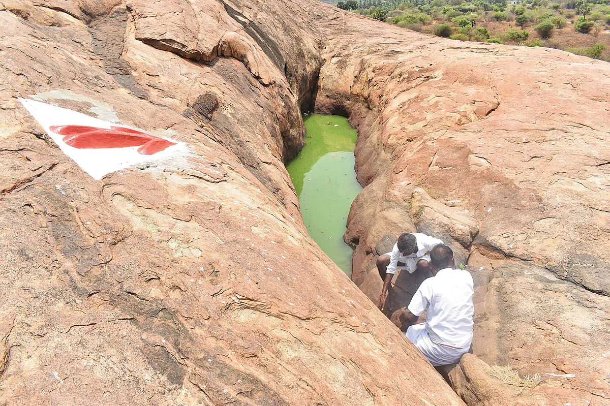 மலையிலுள்ள பாழி