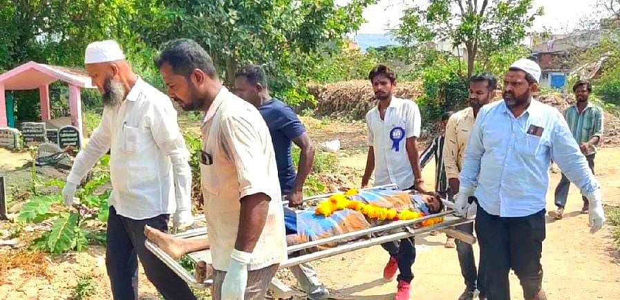 உதவ ஆளில்லாமல் பரிதவித்த தாய் - `இந்து இளைஞர் உடலைச் சுமந்துசென்று அடக்கம் செய்த இஸ்லாமியர்கள்!'