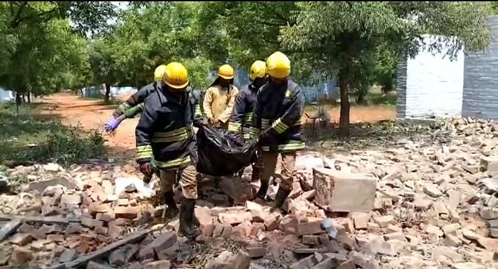 உயிரிழந்த அரவிந்த் உடலை மீட்டு வரும் மீட்பு படையினர்