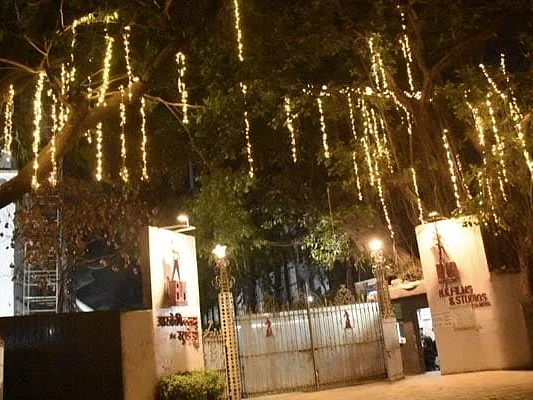 ரன்பீர் கபூர் ஆலியா பட் திருமணம்: 28 பேர் மட்டுமே பங்கேற்பு; மின் விளக்குகளால் ஒளிரும் ரன்பீர் வீடு!