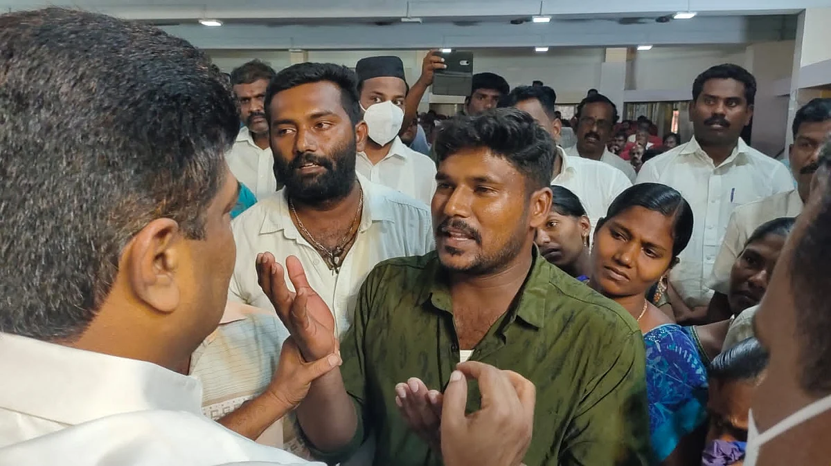 முற்றுகையிட்ட மீனவர்கள்
