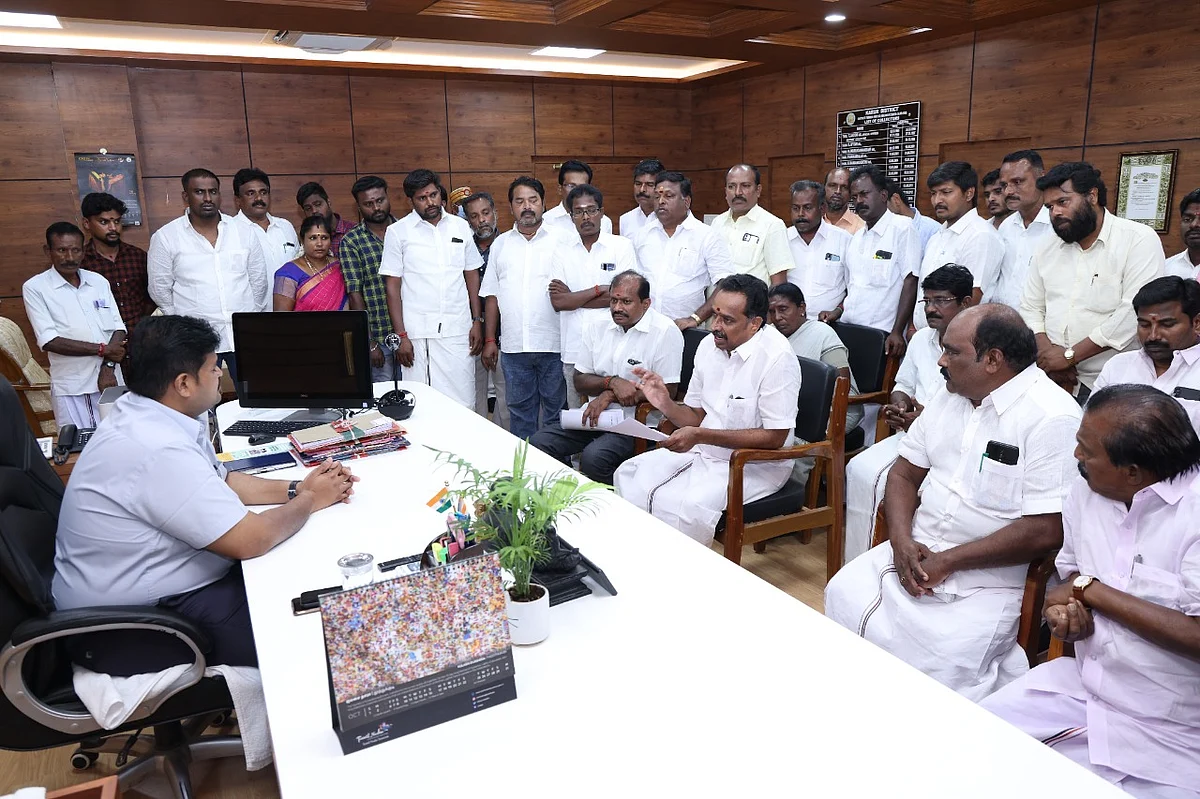 மனு அளிக்கும் எம்.ஆர்.விஜயபாஸ்கர்