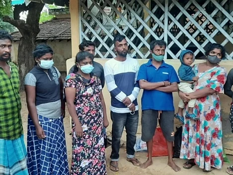 தமிழகத்துக்கு வந்த இலங்கை அகதிகள்; யாரும் உதவிக்கு வராததால் தாங்களாகவே முகாமுக்குச் சென்ற அவலம்!
