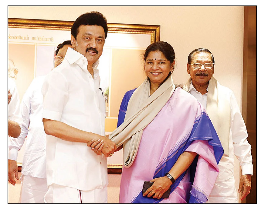 மிஸ்டர் கழுகு: எஸ்கேப் ஆன ராகுல்... கால் கடுக்க நின்ற சோனியா... கடைசியாகப் பரிசு வாங்கிய கனிமொழி...