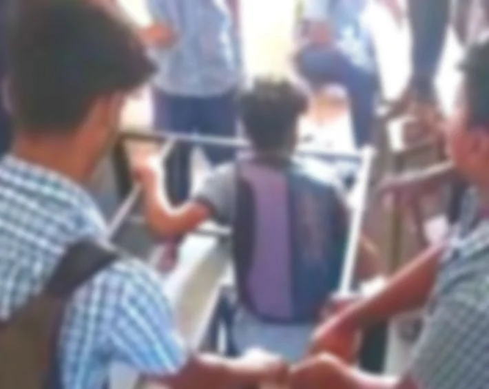 மேஜை, நாற்காலிகளை உடைக்கும் மாணவர்கள்