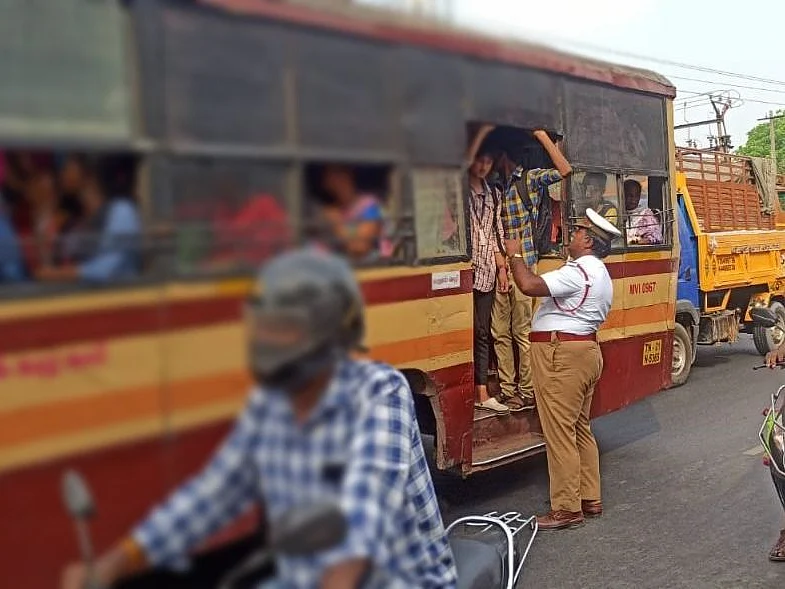 சென்னை: பஸ் படிக்கட்டில் தொங்கியபடி பயணம் செய்தால் வழக்கு! - மாணவர்களுக்கு போலீஸார் எச்சரிக்கை