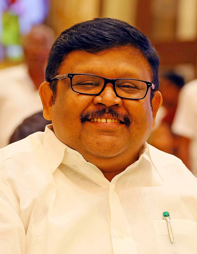 ஒன் பை டூ: அ.தி.மு.க-வில் வாரிசு அரசியலுக்கு இடம் இல்லையா?