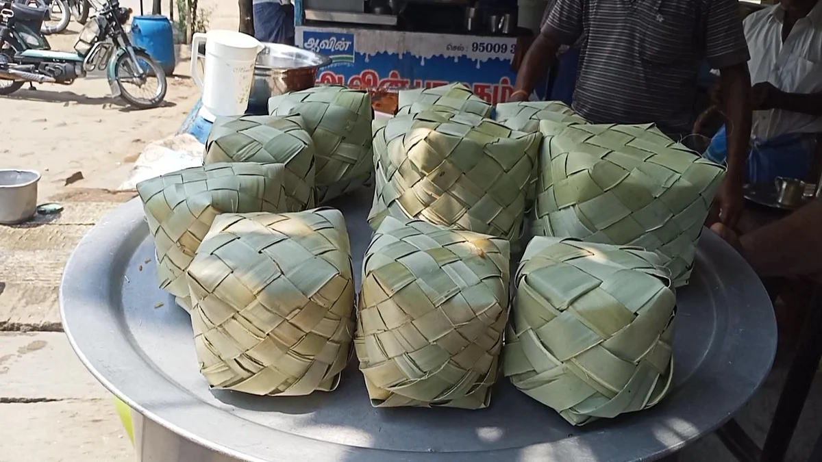 பனை ஓலைப் பெட்டியில் பிரியாணிப் பார்சல்கள்