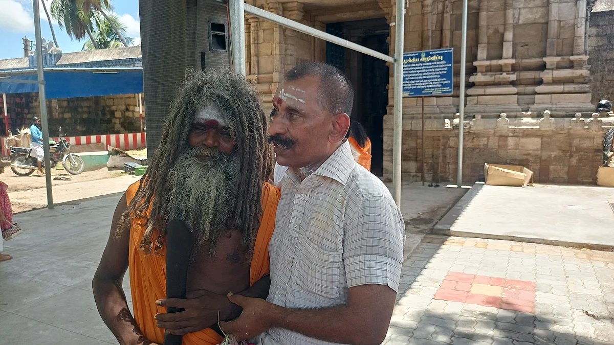 சிவனடியாருடன் கலந்துரையாடிய பொன்மாணிக்கவேல்