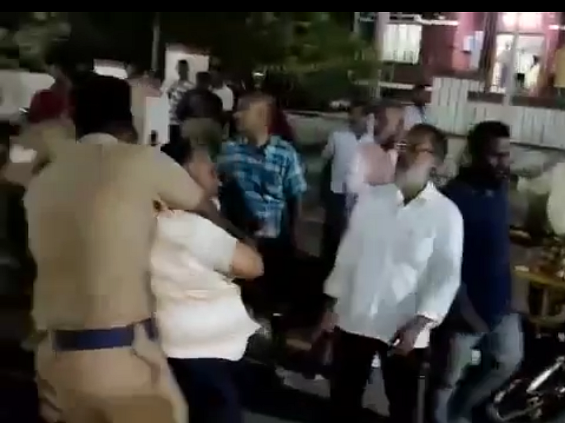 ரம்ஜான் தொழுகை நடத்துவதில் தகராறு; காவல் நிலைய வாசலில் வெடித்த மோதல் - 41 பேர்மீது வழக்கு!