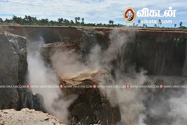பாறைகள் சரிவால் புகைமூட்டம் போல் எழுந்த தூசி