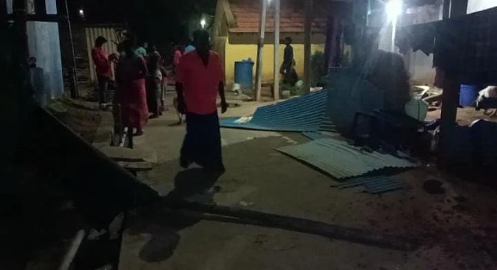 கூலிப்படையால் சேதமான குடியிருப்புகள்