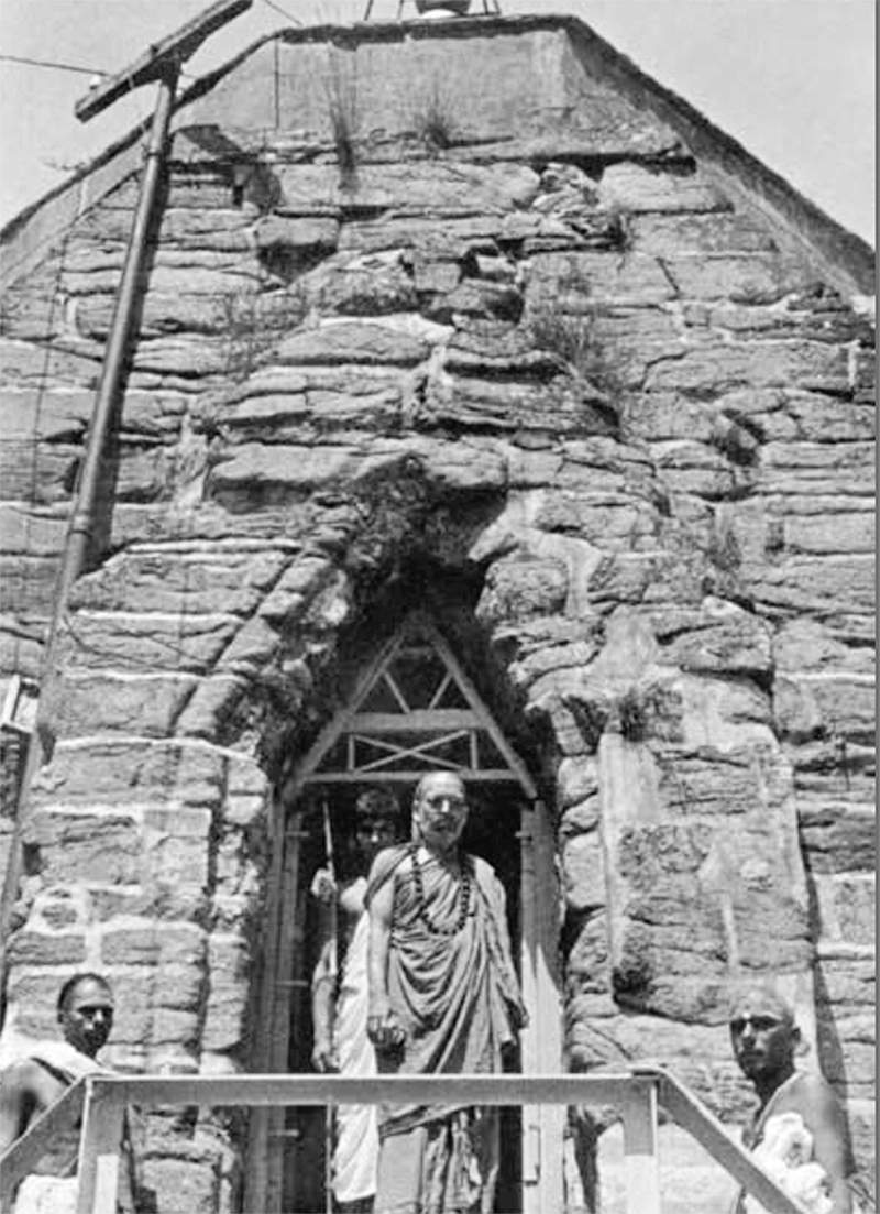 காஷ்மீர் - சங்கராசார்ய மலைக்கு ஶ்ரீஶ்ரீஅபிநவ வித்யாதீர்த்த மஹாஸ்வாமிகள் விஜயம் செய்தபோது (1967 ஜூன்)