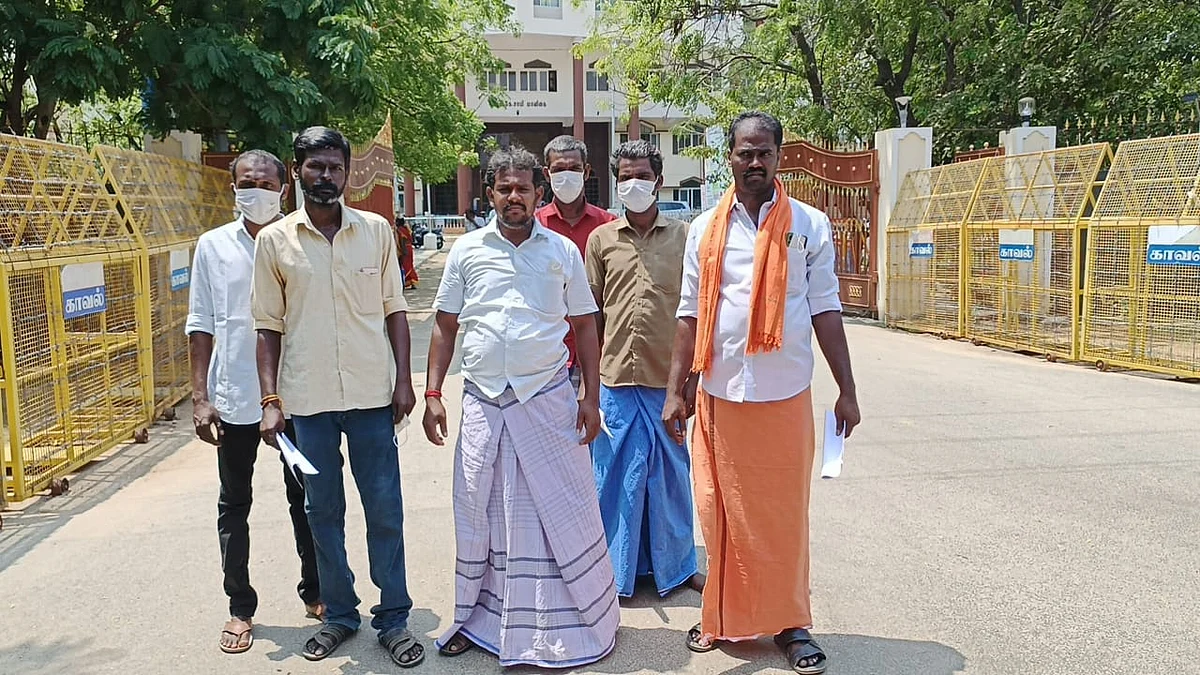 ரேஷன் அரிசி கடத்தல் குறித்து ஆட்சியரிடம் மனு அளித்த துரைப்பாண்டி உள்ளிட்டவர்கள்