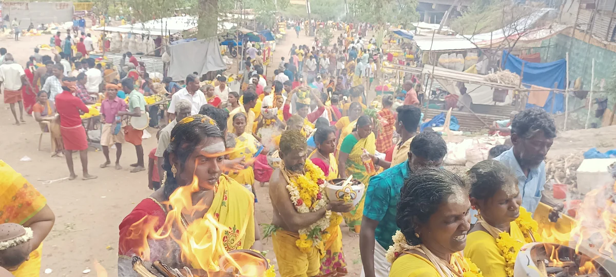 வீரபாண்டி கோயில் திருவிழா | தீச்சட்டி எடுக்கும் பக்தர்கள்