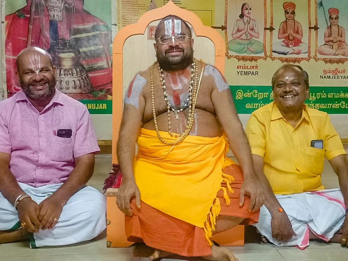"தி.மு.க.வோடு இருக்கும் சில கரும்புள்ளிகளால் கெட்ட பெயர் ஏற்படுகிறது!"- ஸ்ரீவில்லிபுத்தூர் ஜீயர்