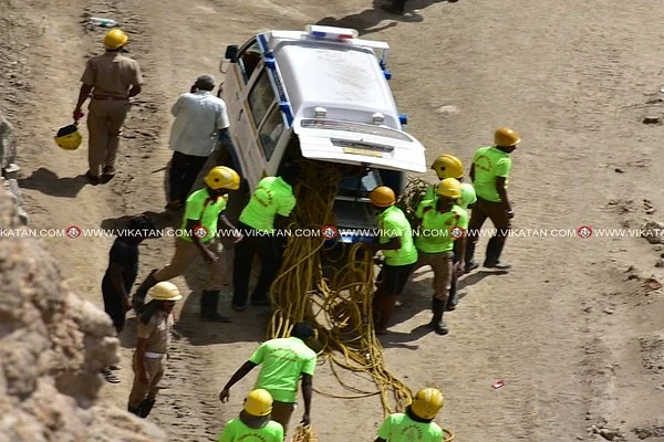 மீட்கப்பட்ட இருவர் மருத்துவமனை அழைத்துச் செல்லப்பட்டனர்.