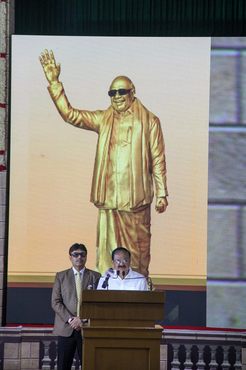 கருணாநிதி சிலை