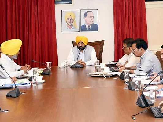 ஒப்பந்தங்களுக்கு கமிஷன்; பதவிநீக்கம் செய்யப்பட்ட சுகாதார அமைச்சர் கைது - பஞ்சாப் முதல்வர் அதிரடி!