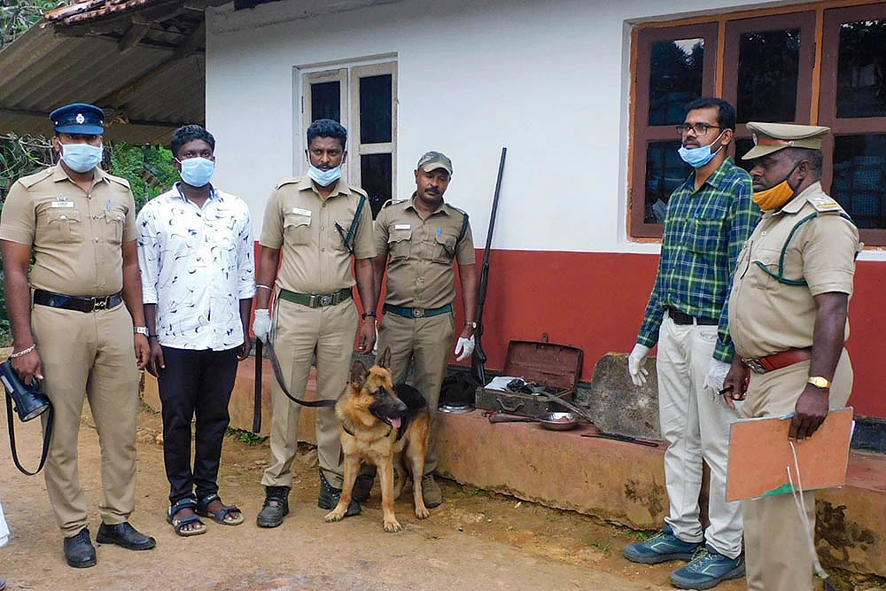 தேடுதல் வேட்டையில் பிடிபட்ட பொருள்கள்