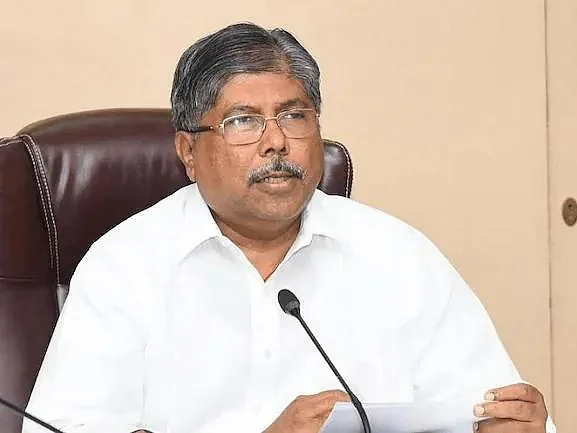 மகாராஷ்டிரா: `அரசியல் தெரியாவிட்டால் வீட்டில் போய் சமையுங்கள்!' -சரத் பவார் மகளைச் சாடிய பாஜக தலைவர்