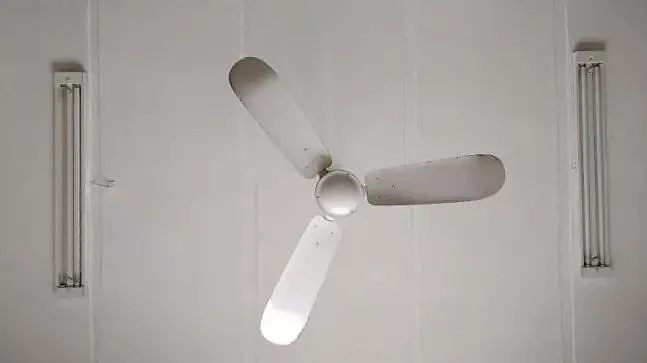 மின்விசிறி கழன்று விழுந்ததால் பரபரப்பு