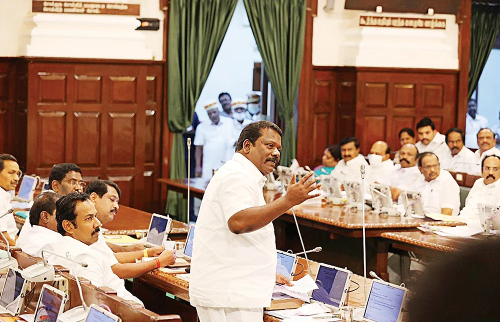 சட்டமன்றத்தில், வரம்பு மீறுகிறாரா செல்வப்பெருந்தகை? - கனல் கக்கும் காங்கிரஸார்...