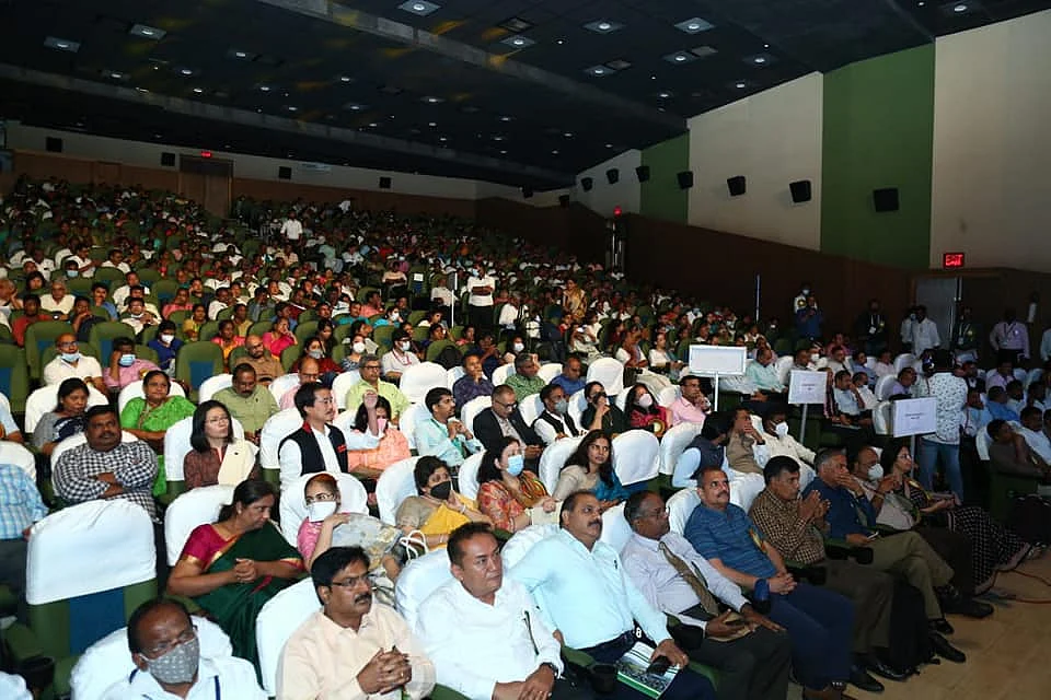விழாவில்