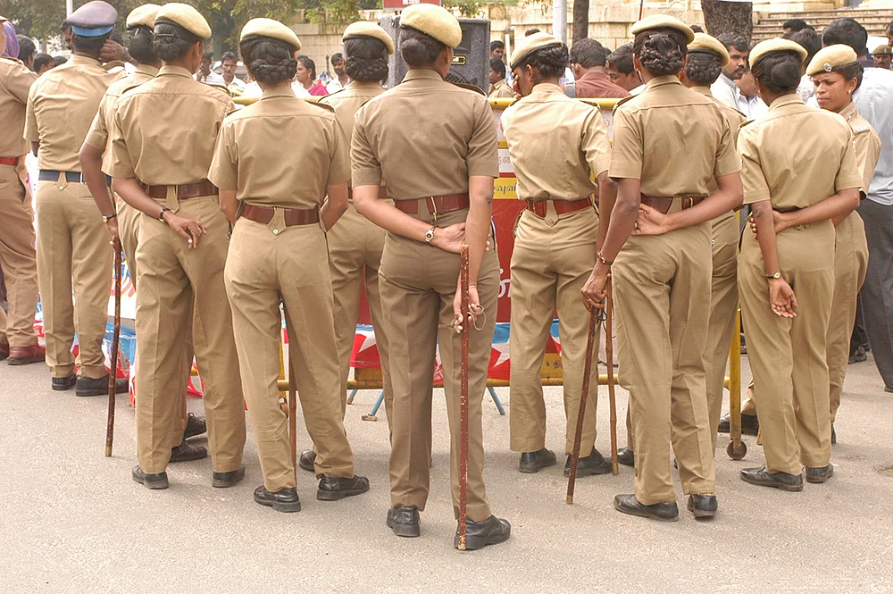 பணிச்சுமை... மன உளைச்சல்... தற்கொலை எண்ணம்... கவலைக்குள்ளாகும் பெண் காவலர்களின் நிலை!