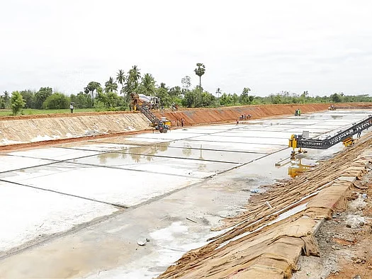 கல்லணைக் கால்வாயில் கான்கிரீட் தளம்; விவசாயிகளுக்கு கை கொடுக்குமா?