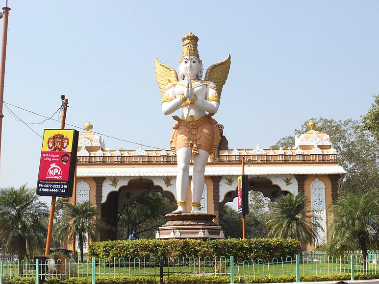 திருமலை திருப்பதியில் லட்டு ஏன் பிரசாதமாகக் கொடுக்கப்படுகிறது?|Photo Story