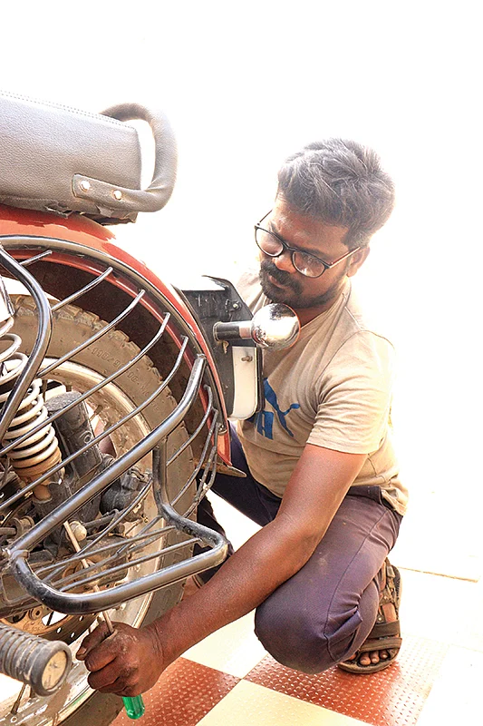 ‘‘வீடுதான் மெக்கானிக் ஷெட்.. ஷெட்தான் வீடு!’’