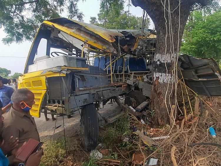 சாத்தூர்: மரத்தில் மோதி விபத்துக்குள்ளான கல்லூரிப் பேருந்து - 20-க்கும் மேற்பட்ட மாணவிகள் படுகாயம்!